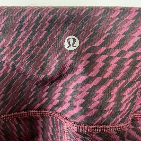 Lululemon Athletica purple and black geometric pattern Leggings, size 4 - Picture 5 of 5
